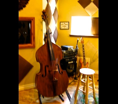 srs.studio.equipment.Old Chech Upright Bass