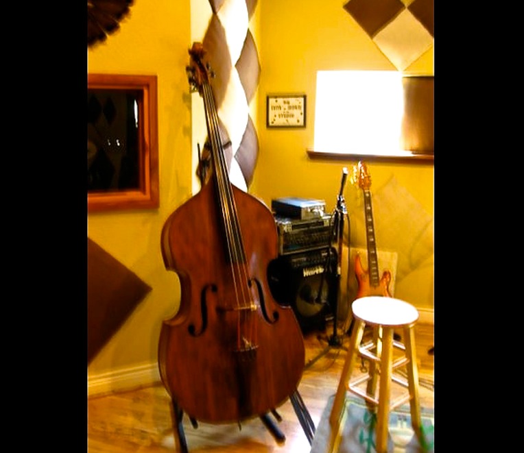 srs.studio.equipment.Old Chech Upright Bass